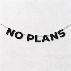 Гирлянда из чёрных букв «No plans»