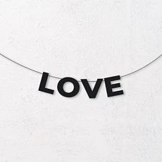 Гирлянда из чёрных букв «Love»