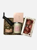 Подарочный набор со статуэткой черного зайца и сладостями на Новый год