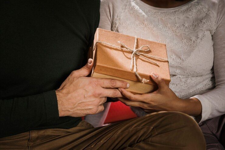 affectionate-couple-holding-a-gift_23-2148333684.jpg