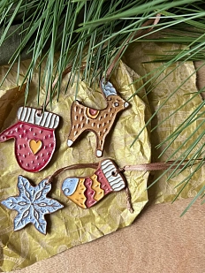 Набор ёлочных игрушек ручной работы из керамики «Варежка, снежинка, олененок, носочек», Partala ceramics