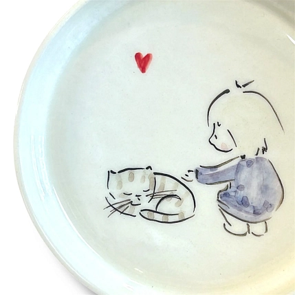 Тарелка ручной работы НАДО ЖЕ с бортиком Девочка с котёнком, керамика, 13-14 см, фото 2.
