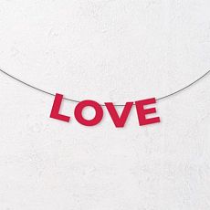 Гирлянда из красных букв «Love»