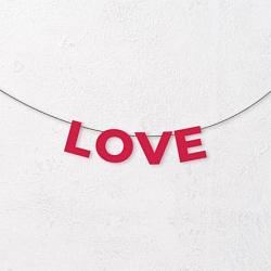 Гирлянда из красных букв «Love»