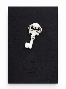 Брошь ручной работы Bulygin «Ключик», бело-серебристая, фарфор