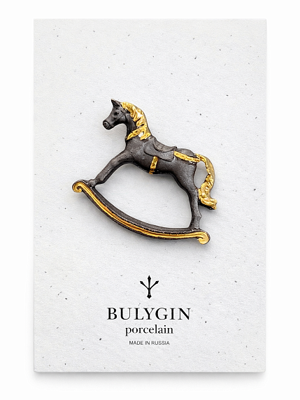 Брошь ручной работы Bulygin «Лошадка», чёрно-золотистая, фарфор, фото 1.
