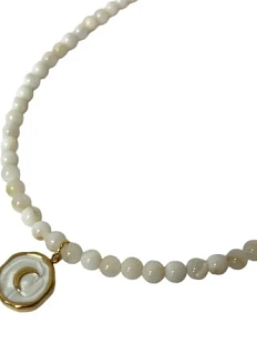 Чокер ручной работы с подвеской-полумесяцем, белый