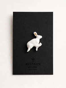 Брошь ручной работы Фарфор Булыгина «Кролик», бело-золотистая