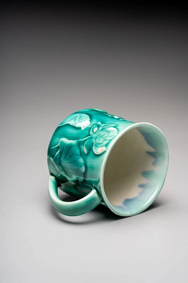 Кружка ручной работы Керамика Александры Пылиной «Лотос и карп», тёмно-зелёная, фарфор, 430 мл, фото 5.