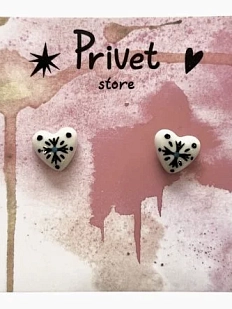 Серьги-гвоздики Звер ручной работы «Сердечко с чёрным васильком», белый, керамика