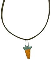 Чокер ручной работы «Морковка» на темно-зеленом замшевом шнурке, керамика