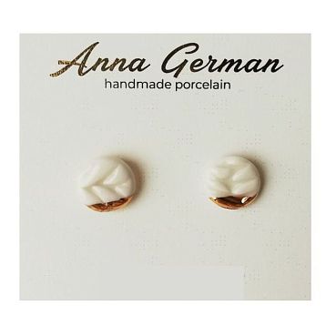 Серьги-гвоздики Анна Герман круглые с оттиском листа, фарфор, бело-золотистые, фото 1.