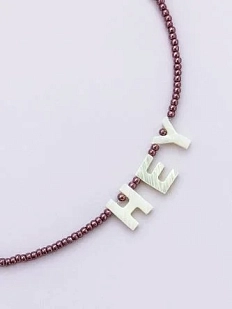 Чокер ручной работы DARI DARI с надписью перламутровыми бусинами «Hey», бисер, розовый