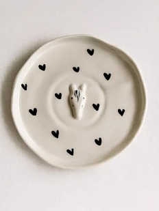 Тарелка ручной работы Мария Гордеева с фигуркой Лошадка, белая с черным сердцем, полуфарфор, 17,5 см