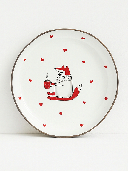 Тарелка ручной работы с бортиком и сердечками Лис в свитере с кружкой, белая, 17 см, фото 1.