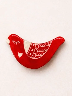 Брошь ручной работы Elizabeth Madar Голубка с сердечком, красная, керамика