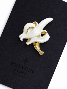 Брошь ручной работы Bulygin «Банан», фарфор, бело-золотистая