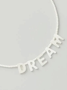 Чокер ручной работы DARI DARI с надписью перламутровыми бусинами «Dream», бисер, белый