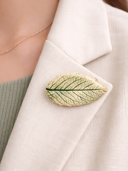 Брошь ручной работы Elizabeth Madar Лист, светло-зелёная, керамика, фото 2.