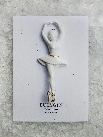 Брошь ручной работы Фарфор Булыгина «Балерина Па №2», бело-золотистая, фото 1.
