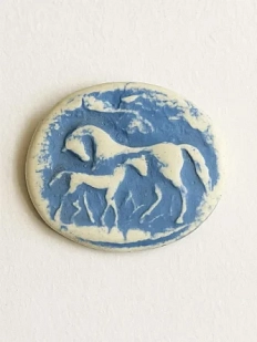 Брошь ручной работы Elizabeth Madar «Лошадь с жеребенком » голубая, керамика