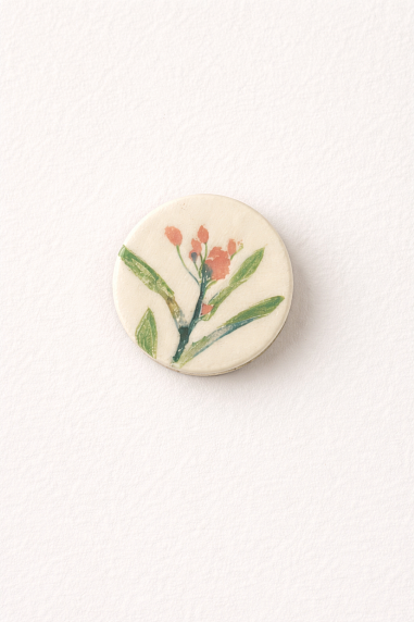 Брошь ручной работы Elizabeth Madar Оттиск трав с розовым цветком № 3, керамика, фото 1.