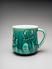 Кружка ручной работы Керамика Александры Пылиной «Лотос и карп», тёмно-зелёная, фарфор, 430 мл