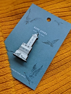 Деревянный значок «Маяк Анива», светло-серый