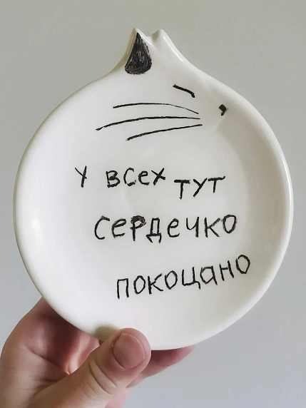 Блюдце ручной работы Taniko Ga «Сердечно покоцано», белая, керамика, 12 см, фото 1.