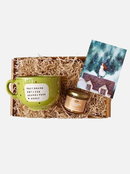 Подарочный набор с кружкой «Постоянно хочется целоваться и денег», зелёная и сладостями, фото 1.