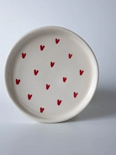 Блюдце ручной работы РУКИ В ГЛИНЕ «Красные сердечки», полуфарфор, 14 см