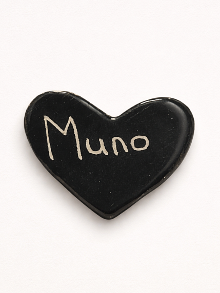 Брошь ручной работы сердечко «Мило», чёрная, керамика, фото 1.