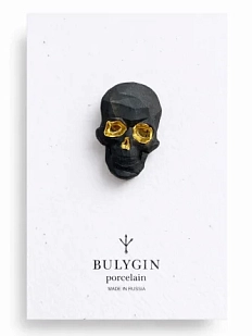 Брошь ручной работы Фарфор Булыгина «Череп полигональный», чёрно-золотистая