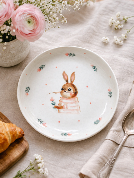 Тарелка ручной работы с бортиком Зайка с розовыми цветочками, белая, фарфор, 16 см, фото 2.