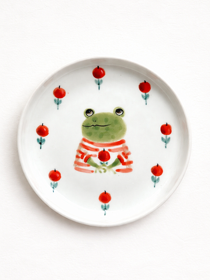 Тарелка ручной работы с бортиком Лягушка с красными ягодками, белая, фарфор, 13 см, фото 1.