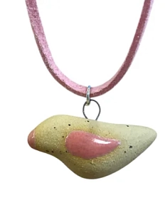 Чокер ручной работы Ceramission «Птичка» на замшевом коротком шнурке, бежево-розовый, керамика