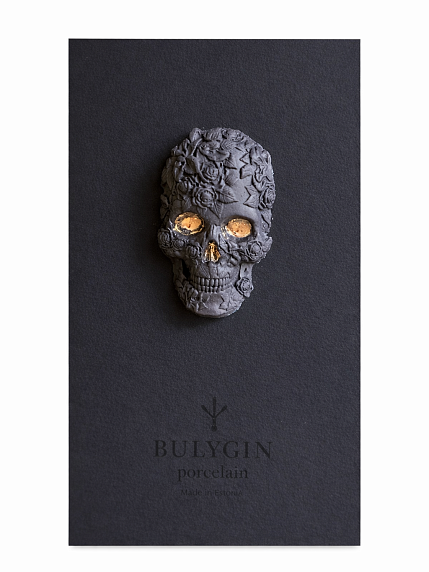 Брошь ручной работы Bulygin «Череп» большая, фарфор, чёрно-золотистая, фото 1.