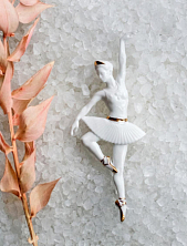 Брошь ручной работы Фарфор Булыгина «Балерина Па №1», бело-золотистая