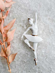 Брошь ручной работы Bulygin «Балерина Па №1», фарфор, бело-золотистая