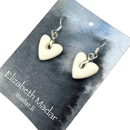 Серьги Elizabeth Madar в форме сердечек с серебряной фурнитурой, керамика, белые, фото 2.