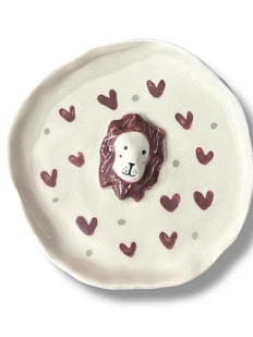 Тарелка ручной работы Мария Гордеева с фигуркой Лев и бордовыми сердечками, белая, полуфарфор, 13 см