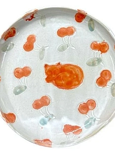 Тарелка круглая ручной работы «Спящая лиса и вишенки», белая, керамика, 18 см