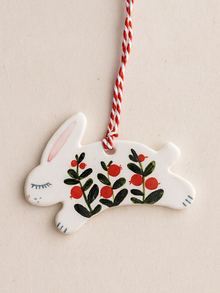 Ёлочная игрушка из керамики «Зайчик с ягодами», 6 см, фото 1.