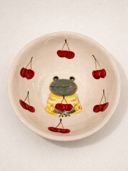 Тарелка глубокая ручной работы Ким керамика Лягушка с вишенками, белая, фарфор, 12 см, фото 1.
