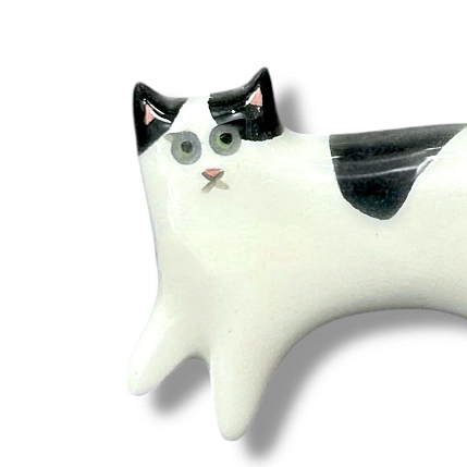 Брошь ручной работы Екатерина Юдо «Лежащий бело-чёрный кот», керамика, фото 2.