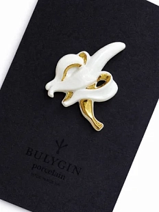 Брошь ручной работы Фарфор Булыгина «Банан», бело-золотистая