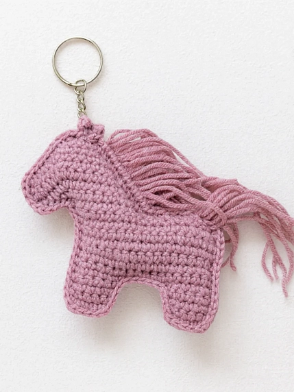 Вязаный брелок ЦИЛИНСКАЯ «Лошадка», сиреневый, фото 1.
