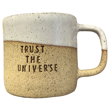 Кружка ручной работы «Trust the universe», песочный, керамика, 500 мл, фото 1.
