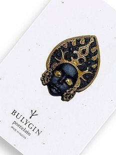 Брошь ручной работы Bulygin «Кокошник», фарфор, чёрно-золотистая