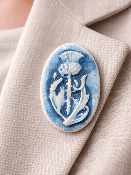 Брошь ручной работы Elizabeth Madar Чертополох, овальная, синяя, керамика, фото 2.